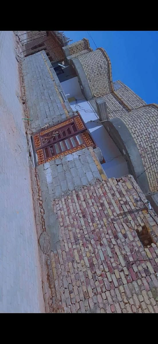 البيت بالدسيم 
مساحته 200 
صاله استقبال غرفتين ومطبخ 
صحيات خارجيه وداخليه 
السقف صب والاساس صب 
بناء 2020 جديد
لشوارع تبليط ومجاري
*********** اتصال
*********** واتساب
