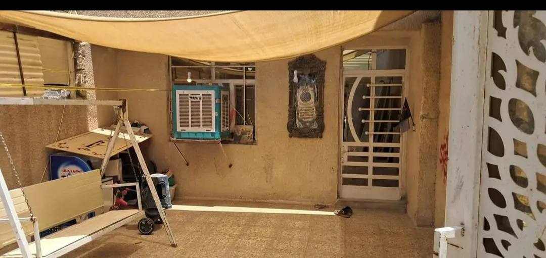 السلام عليكم 
بيت للبيع المساحة 
(١٠٠) واجهة ٥ والنزال٢٠ 
يحتوي البيت على كراج واستقبل وصاله وغرفة نوم وخدمات صحيات 

البيت بمستوى الشارع 
البيت سيراميك ابياض كله كامل 
السطح اشتايكر 

المكان البلديات تقاطع الكهرباء قرب اسواق رمانة 

السعر (٩٠) 
التواصل ***********
