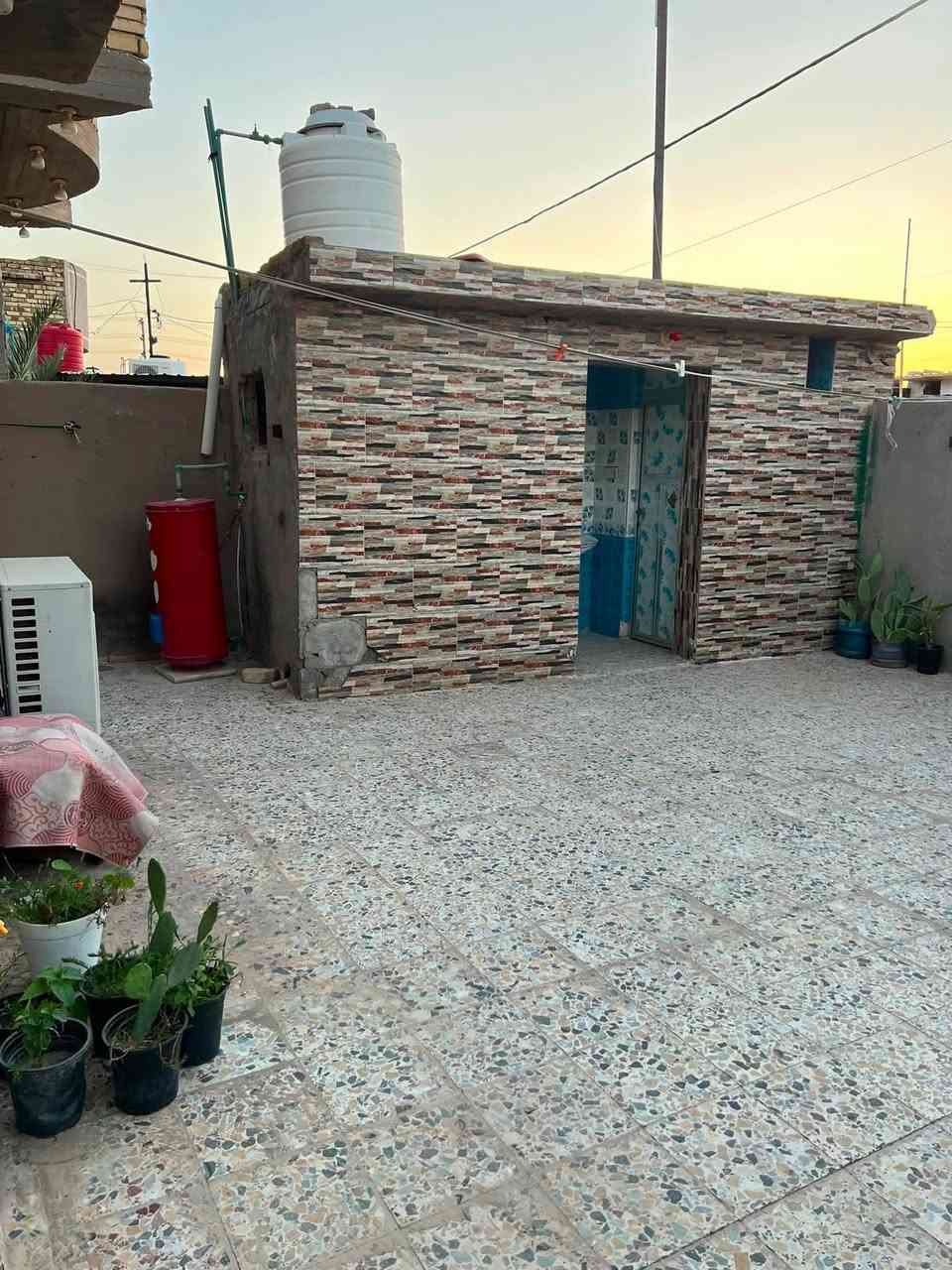 سلام عليكم بيت مساحه ٢٠٠ متر طابقين مكان حي الحكيم قرب مجسر الحاولي رقم ***********
