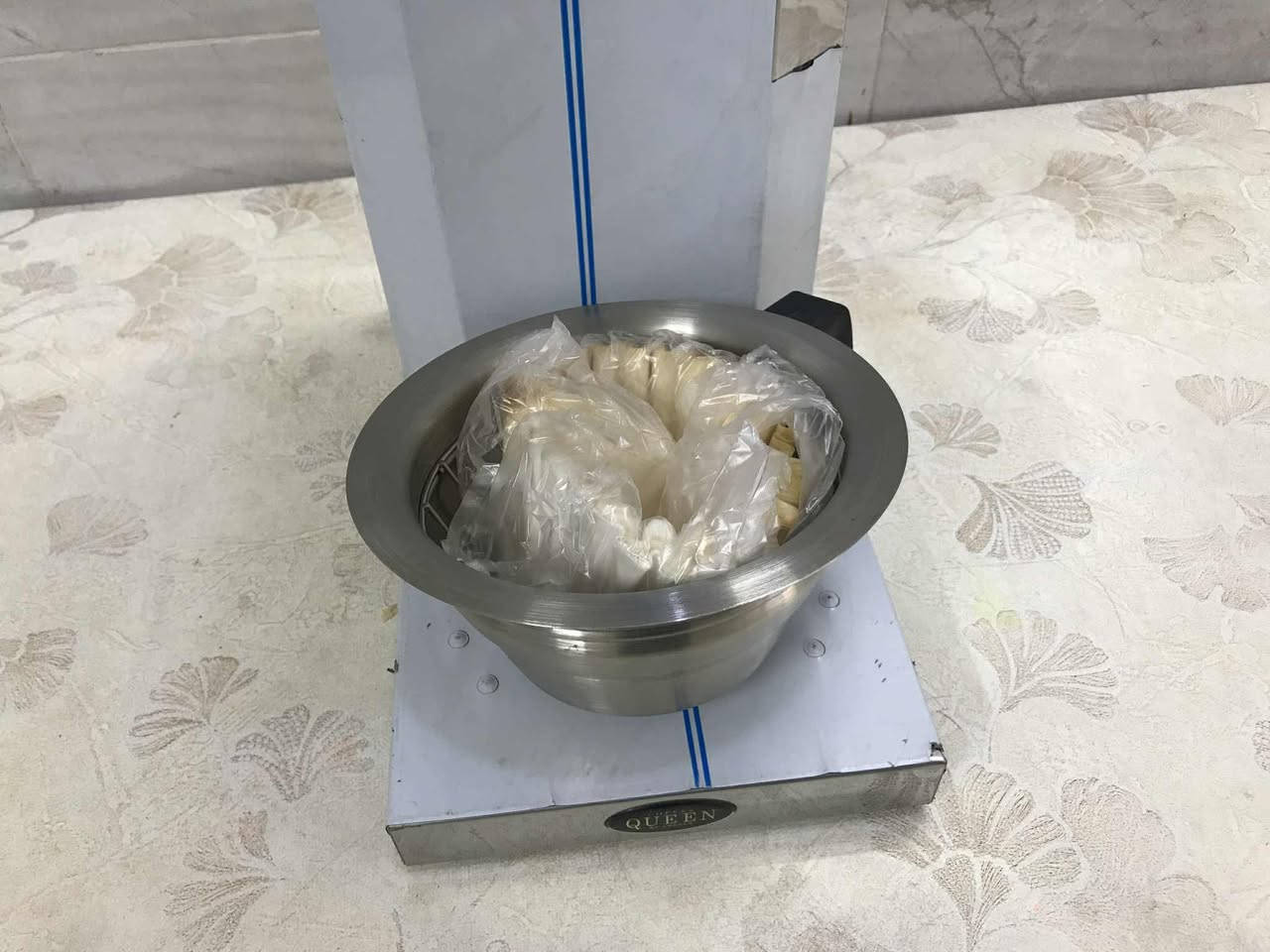 السلام عليكم محضرة قهوه سويدية جديدة (امريكانو) انتاجية للمقاهي والكافيهات  مع الترمز المكان بغداد للاستفسار المراسلة أو الاتصال ***********
