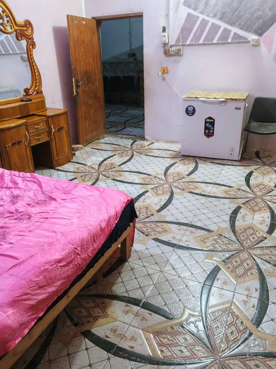 بيت للبيع زراعي مساحة 210م
غرفتين نوم 
صاله
مطبخ
استقبال
صحيات 
البيت كله سيراميك وجاهز
كلشي واضح بالفيديو 🎥 كمل المقطع 
المكان قرب محطة السرور وره مجمع نور الحسين
#السعر35وبي مجال 
***********☎
مندوب عقارات
أي عقار عندك للعرض تعال خاص
