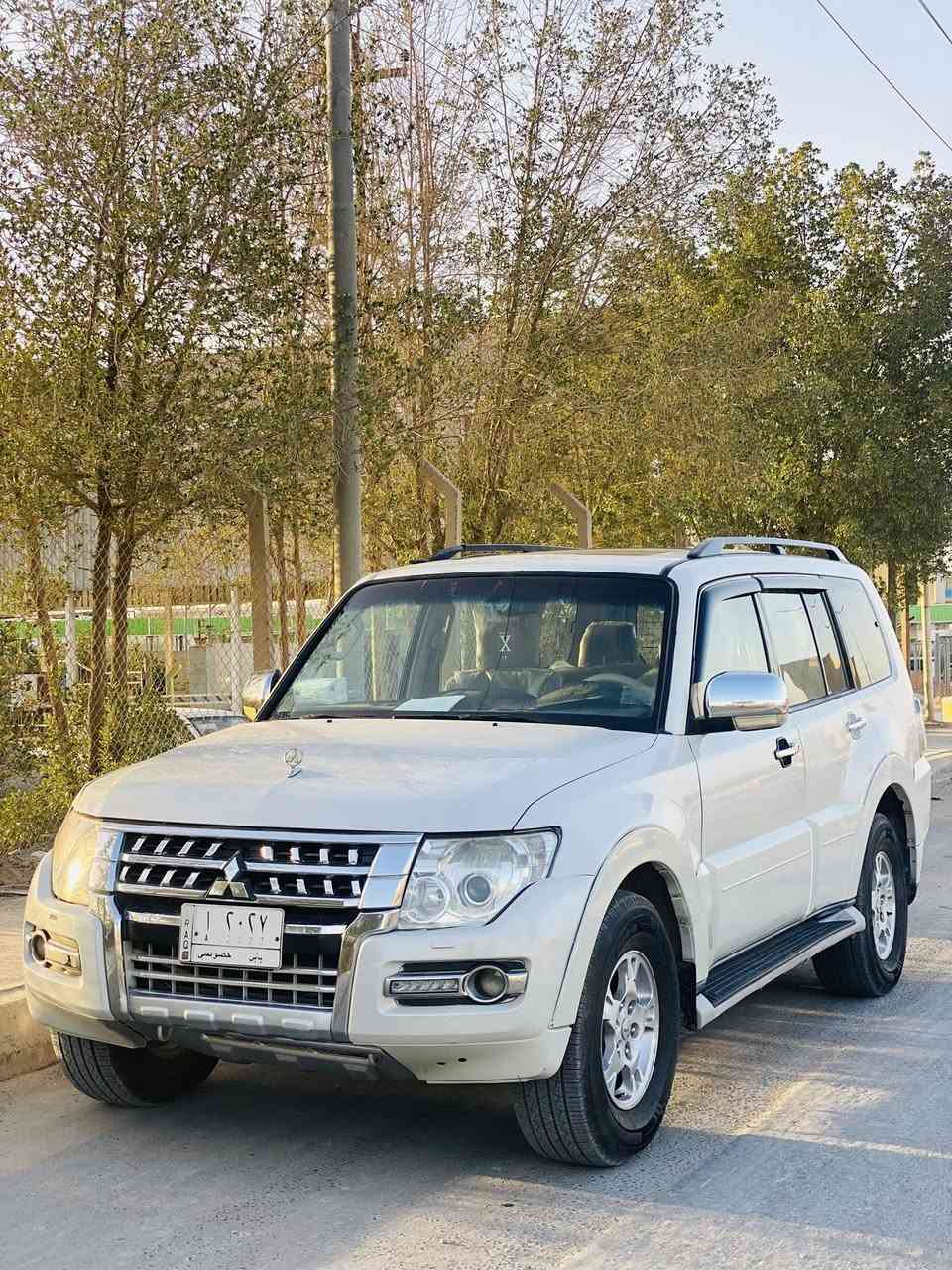 ‏السلام عليكم 
----------------------------------
 للبيع 
 ‏باجيرو 2008 محدثه 2015
  GLS 
محرك 3000 v6  
———المواصفات———
فتحة سقف (سلايد)
3 قطع تبريد
سبعه راكب
حساسات خلفيه
اشارات بالمري  +شفط ترحيبيه
جناح خلفي
كراسي كهربائية 
شاشة  اندرويد 
تخم تايرات جديد
دفع خلفي و رباعي
------------------------------
------------------------------
السعر : 125
مكان : الديوانيه 
الرقم : ***********
