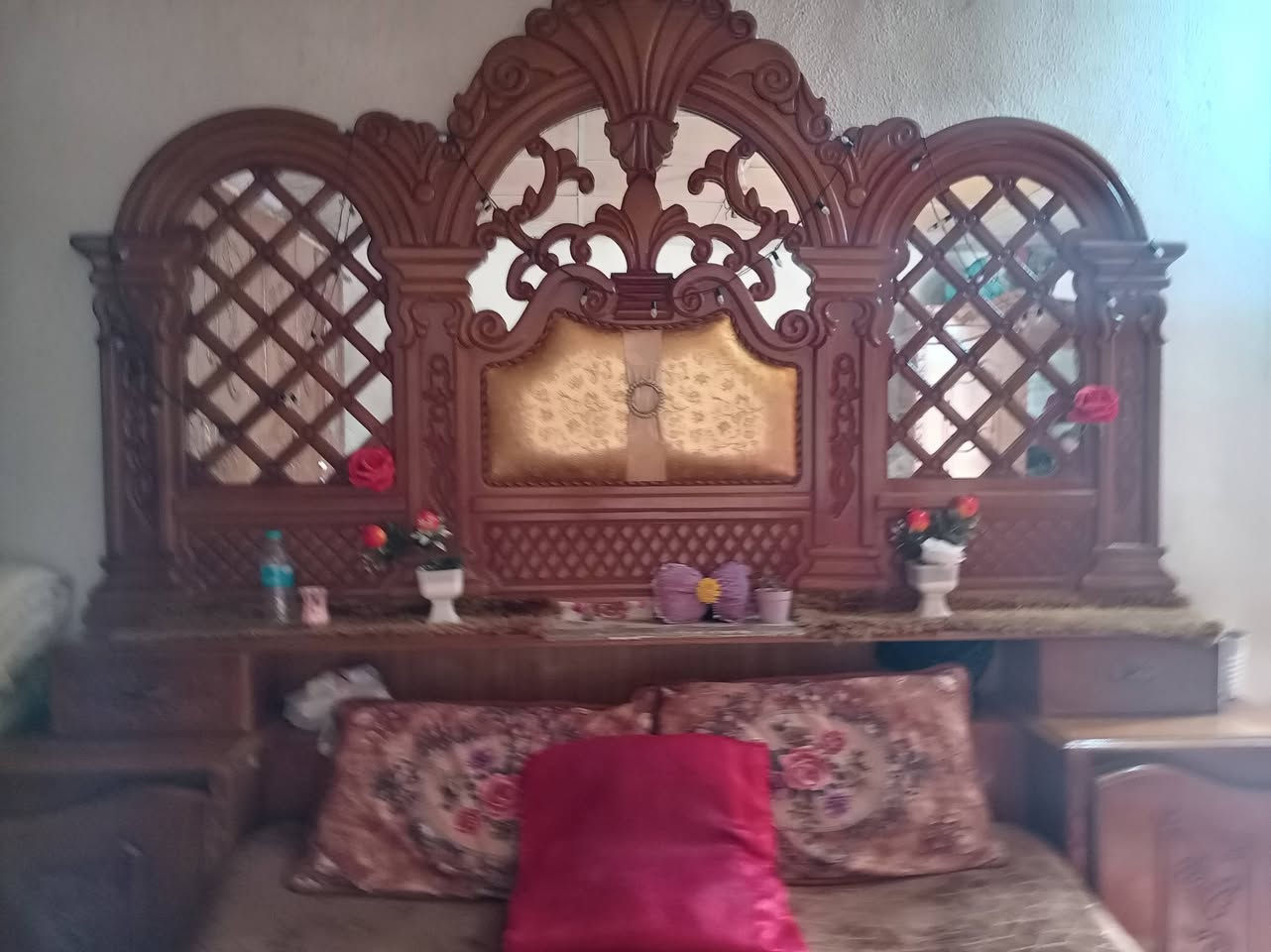 غرفه عراقيه مستخدمه مكان البصره خور الزبير السعر ٦٥٠ رقم الهاتف***********
