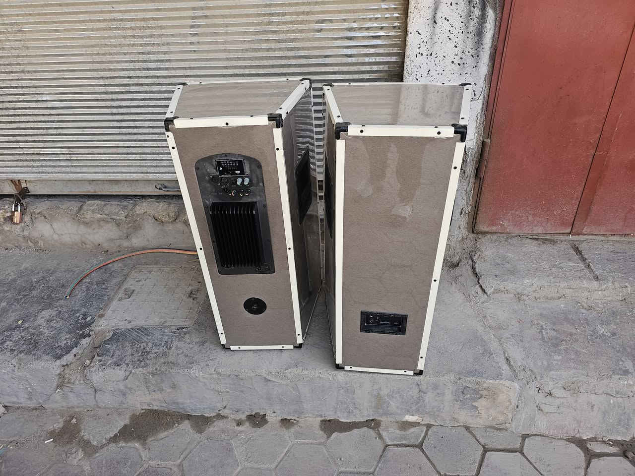 زوج صبات نثية وفحل دي جي بلوتوث فلاش رام اوكس كهرباء فقط لبة ١٢ انج اصلي هندي 
صوت عالي كلش  يرهم قاعات اعراس مواكب جديد بلكارتون 
السعر ٤٠٠ الف قفلة 
بغداد الحرية توصيل موجود
***********
