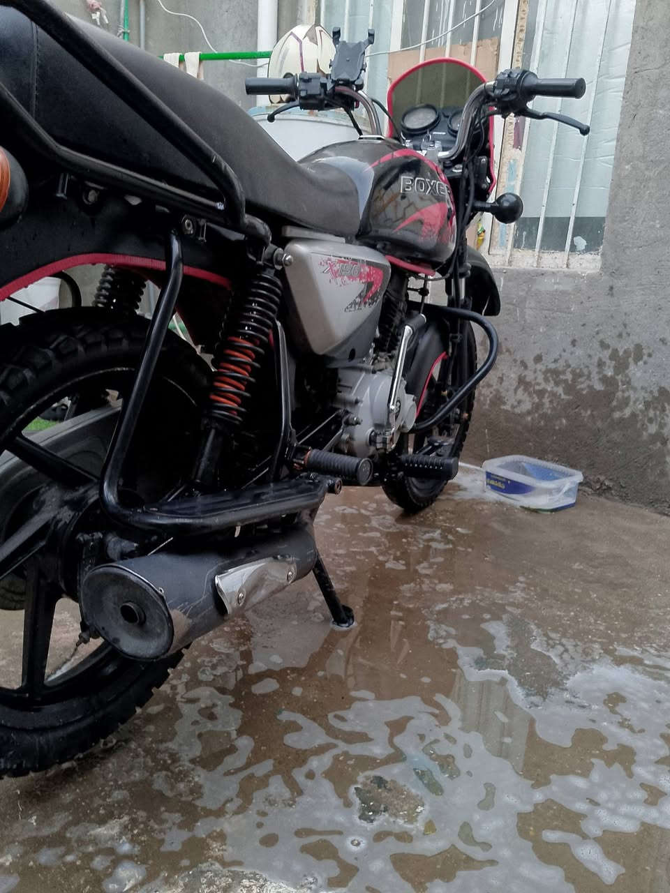 السلام عليكم بوكسر للبيع موديل 2022 اوراق اصولي مكينه خير من الله لا تنقيص ولا تبخير دراجه ما متعوبه ومانقصها شي  كهربائيات كلها شغاله تايرات جدد بيها شلعه شك لكاع مكاني حله ابو خستاوي السعر 900 وبيها مجال حك جيه الاستفسار علا هاذه الرقم ***********
