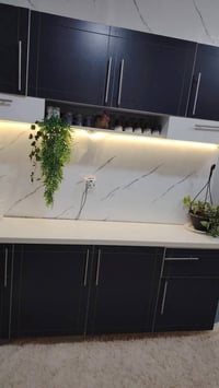 كاونتر خشب مترين 3. قطع  السعر 275. فقط  الحجزز 07777113876