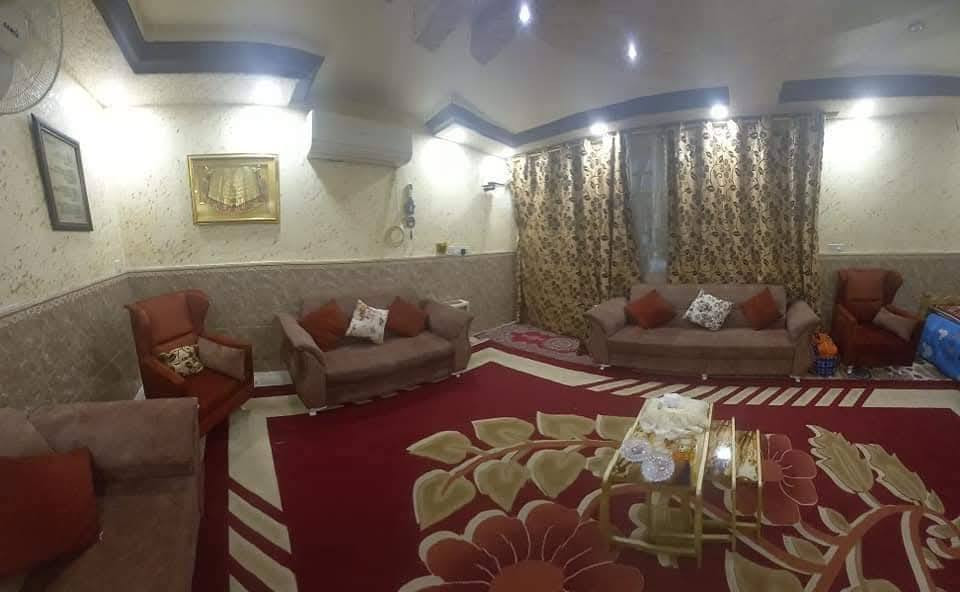 دار للبيع او المراوس في منطقة الإسكان قرب المجمعات الطبيه
(خلف التجاري)
 خلف مجمع المعمار الطبي 
فرع صيدلية الحسنين 162 متر طابقين 
يصلح ان يكون مذخر او مخزن او سكن  
الطابق الأرضي 
استقبال كبيره 7*5
صاله كبيره 6*5
غرفة نوم عدد 2
صحيات عدد 2
مطبخ 6*3
خلفيه متروكه 9*5

الطابق الأول مشتمل معزول عن البيت ومؤجر
يحتوي على 
صاله 7*5
غرفة نوم 5*4
مطبخ 3*3
منور 
صحيات 
للإستفسار عن السعر الاتصال على الرقم 
***********
***********
او المراسله وبخدمتكم
