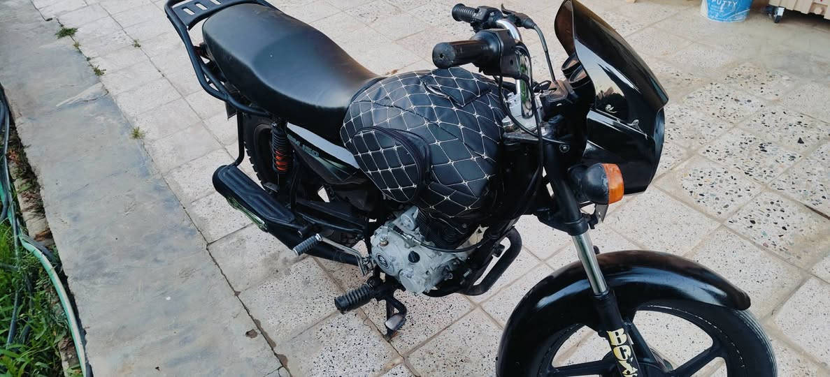 مستعجل على بيعتها سعر مناسب
السلام عليكم بوكسر  كلاسك اسود 2021 مكنية خرسة خير من الله لاتبخير ولاتنقيص اواقها 6 اوراق وياهم 
 گابريتر جديد
 بيها نواقص بسيطة 

*********** اتصال +واتس اب
