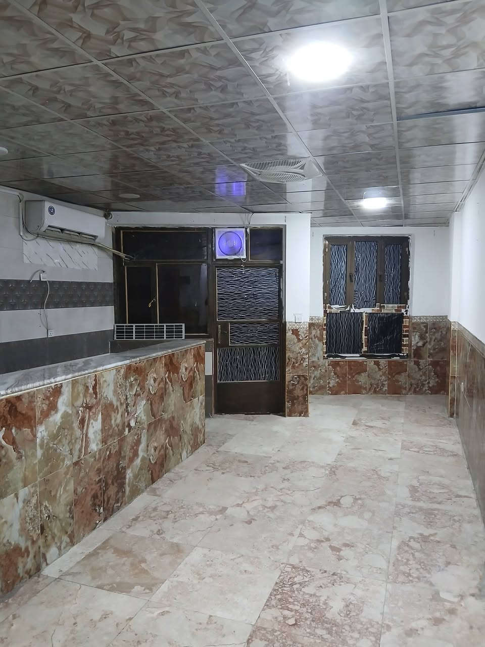 السلام عليكم 
شقة الايجار طابق ثاني عوائل صغيرة فقط الطالبية البيضاء بناية سوبر ماركت اميرة مقابل معجنات البيروتي 
***********
