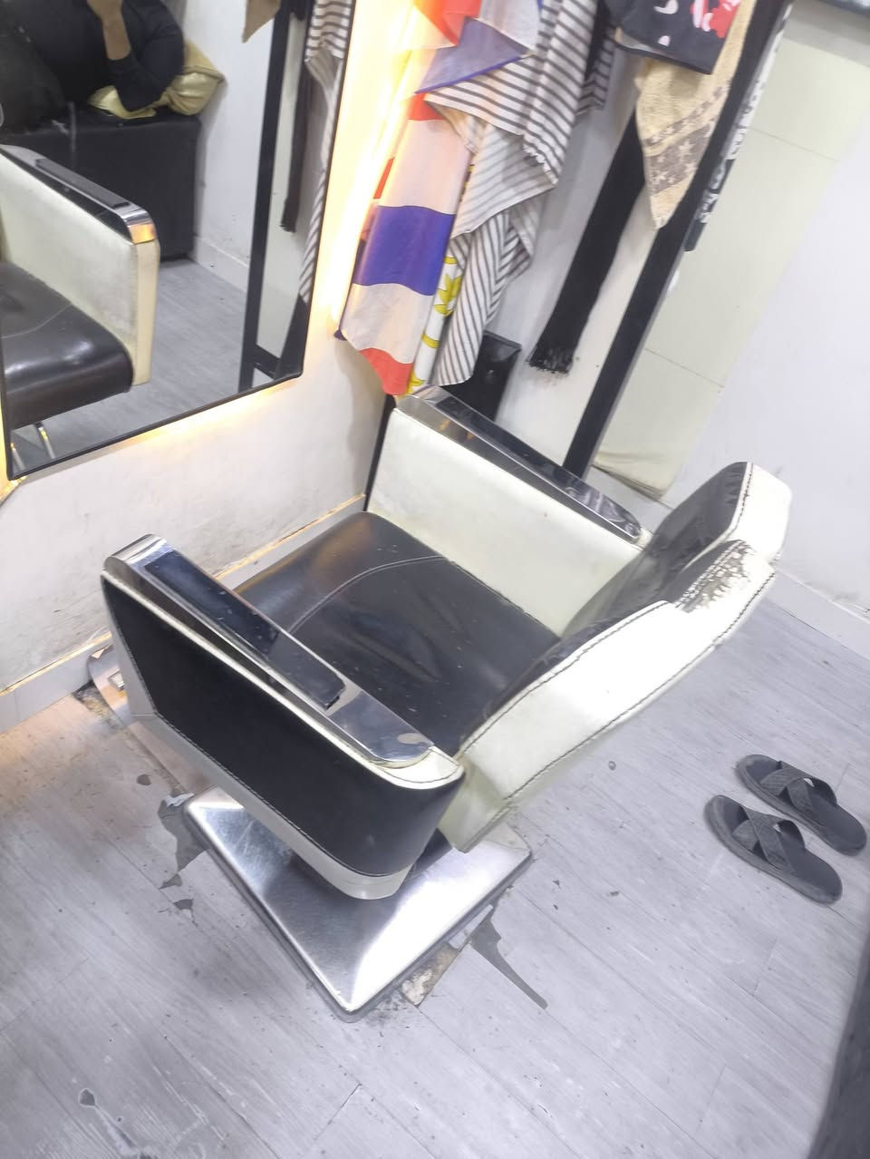 كرسي للبيع
***********
