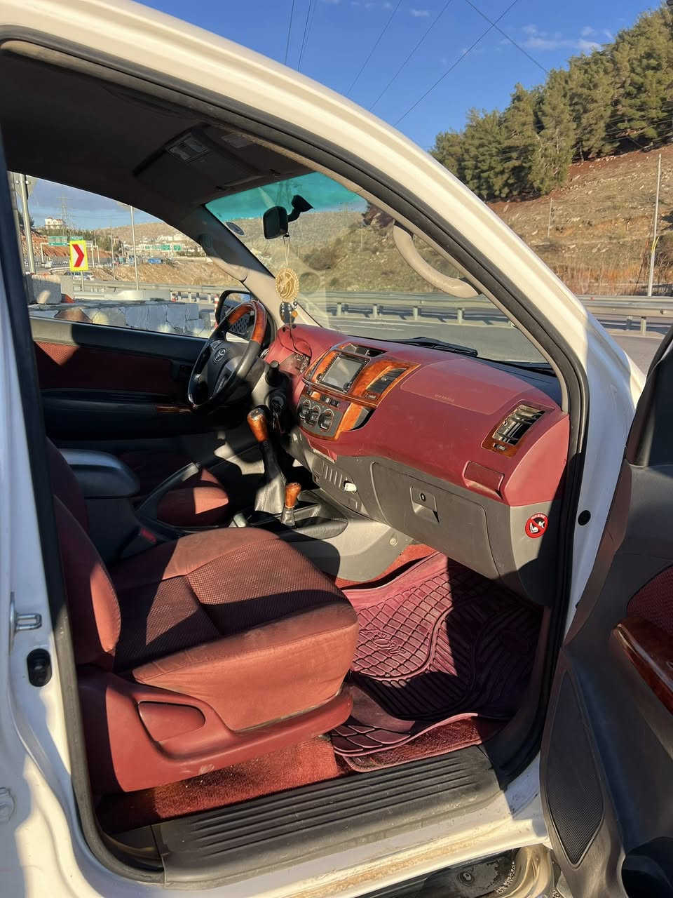 مەرزیە ٢٠١٢ گیر عادی سەید نەهرۆ
کلین تایتل سیارە یەک دەستە زۆر خاوێن و بێ کێشەیە و کەم رۆیشتووە 
هەموو گیانی بە شەرتە 
مەکینە نەکرایتەوە بە شەرتی فەحس.
نوقتەیەکی پێوەبی رسمم گرتووە دامناوە 
سەنەوی سیارە ٨/٢٠٢٧ بەسەردەچی 
سیارە رەقەم هەولێرە.
١٤١ هەزارحەقیقی  رۆیشتووە
  ***********
سیارە لە هەولێرە
