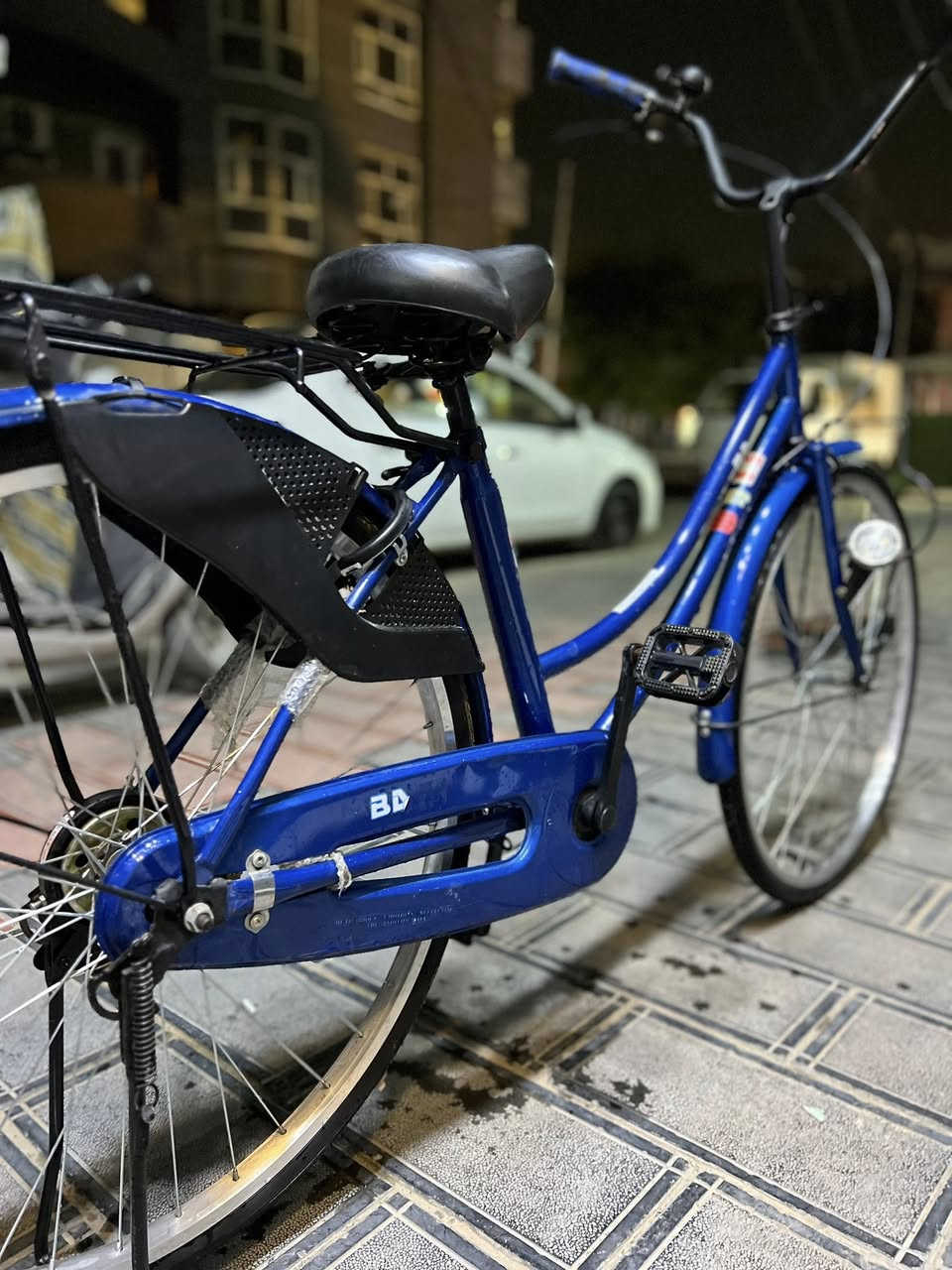 العنوان: لقطة الموسم للبيع: بايسكل مَلكي ياباني أصلي مقفل 👑 (زيرو مخزن بنايلون الشحن) 🚲
التفاصيل والمواصفات الكاملة:
إلى أهل النظافة والهاوين، للبيع بايسكل بالة ياباني أصلي 100% (ختم Made in Japan واضح ومحفور على صدر الشاصي بالصور). البايسكل بحالة الوكالة زيرو مخزن، بعده بقايا نايلون الشحن مالت المصنع عليه ومماشي بالعراق نهائياً.
 الشاصي (الهيكل): نوع حية مريح جداً، حديد متين بصبغ بلادي حراري يلمع بدون أي شخوط أو زنجار.
 الرقم التسلسلي: محفور على الشاصي (⁠TQ02132⁠) تابع لبلدية اليابان.
 نظام البريك الخلفي: بريك طاسة ياباني أصلي متطور (Roller Brake) قفل سريع وأمان عالي جداً.
 نظام الإضاءة: دينامو داخلي مدمج بسرة الجرخ الأمامي (Hub Dynamo)، يشغل اللايت تلقائياً وية المشي بدون أي ثقل أو صوت.
 الإطارات والجنوط: تايرات بلادية جديدة بنقشتها، والجنوط والأسلاك كروم تلمع.
 الأمان: قفل الحدوة الياباني الأصلي مثبت بالشاصي بلادي وية المفتاح ماله.
 الإضافات الكامله: يدات سكان زرقاء رياضية جديدة، سلة أمامية، وشيالة خلفية حديد بلادية متينة.
السعر: 165 الف دينار عراقي (وقابل لتفاوض بسيط جداً للشراي الصدكي).
الموقع: بغداد الشالجيه خل مستشفى المسرة 
ملاحظة: البايسكل لقطة مال قنية واستخدام عمر، واليفهم بالصناعة اليابانية يعرف هاي النظافة مستحيل تتكرر بهيج سعر لتواصل رقمي واتساب ***********
