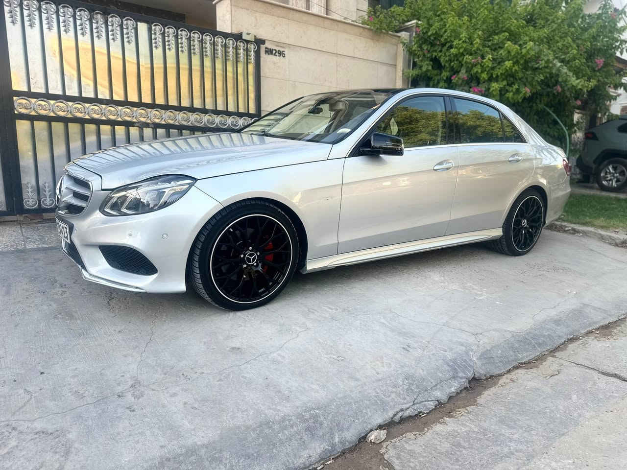 اللهم صلي عل محمد وال محمد
سلام عليكم
 مارسدس E350 212 موديل 2016 
وارد امريكي جاملغ وبنيد حادثها سطحي 
صور الحادث موجوده وصاير بيها بلعراق هلال الجامغ الخلفي الايمن صبغ والباقي مكفول من الصبغ والبارد لون سلفر 
فول مواصفات عده رادار امامي الاستفسار *********** غير متواجد عل فيس
