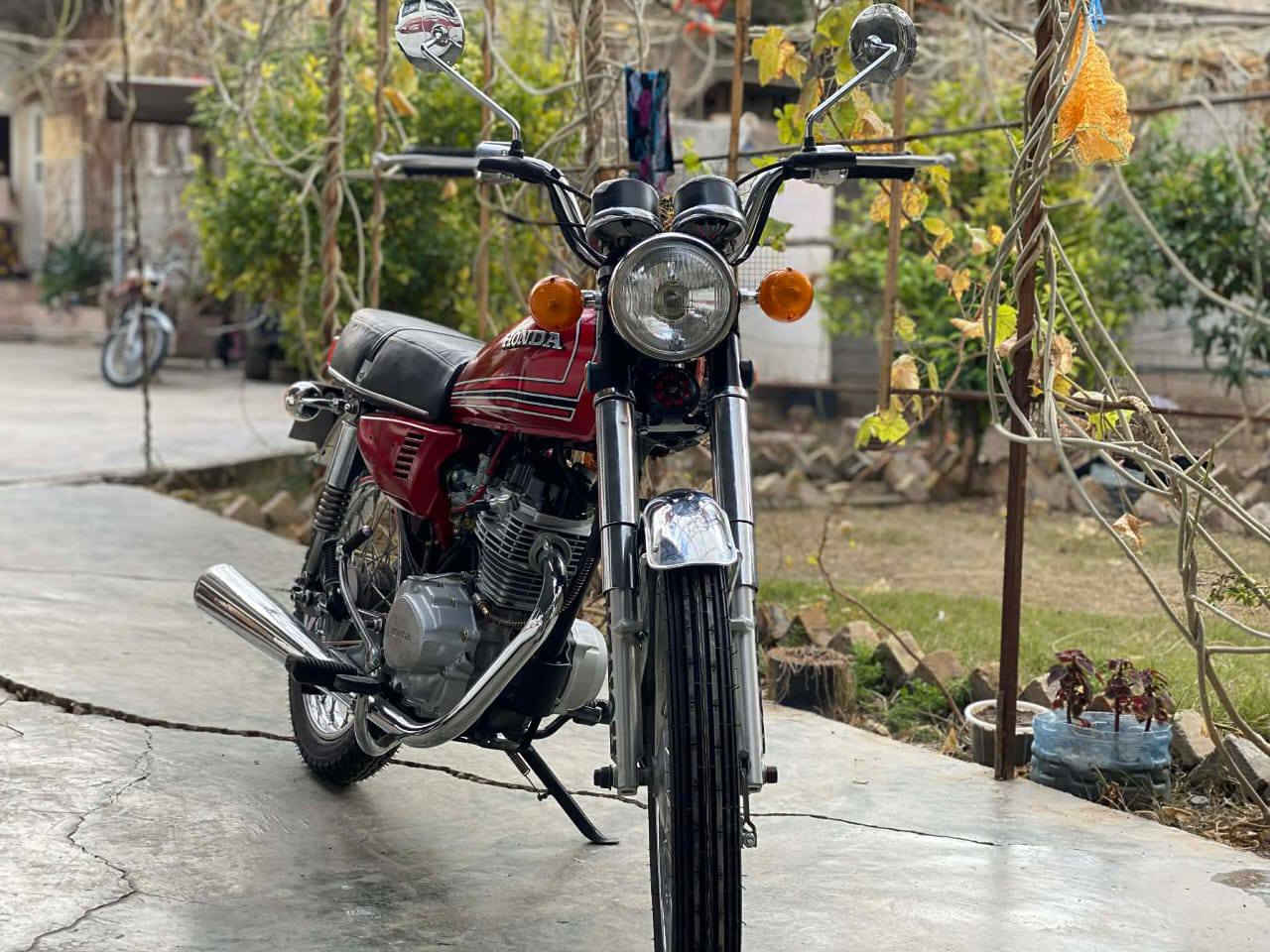 سلام عليكم
هونداي موديل 1978للبيع 
گير محرك بشرط 
كهربائيات كله شغال بشرط 
الماطور حلوه و ناعمه ماشاءالله الواقع أحله من صوره
شراي يتصل ويدلل 
***********
