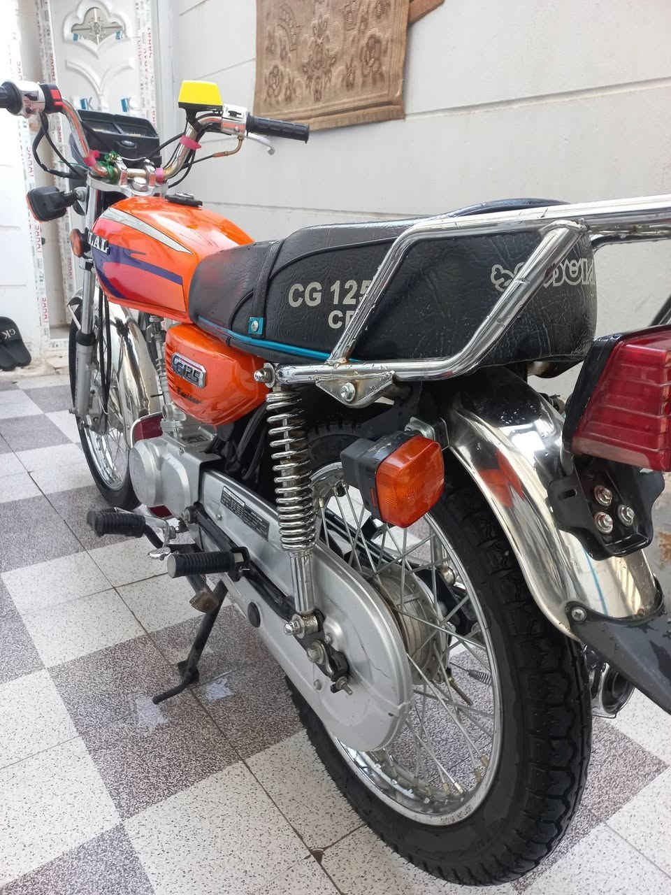 سلام عليكم درجه ارشه نضيفه. برغي ما مفتوح بيه. شلعته تخبل  نضفته كدام عينك أوراقه بسمي نفس السعه نحوله وتجي طبق الوراق عليه. سعره 600قفل  مكاني كربلاء *********** متواجد وتساب.
