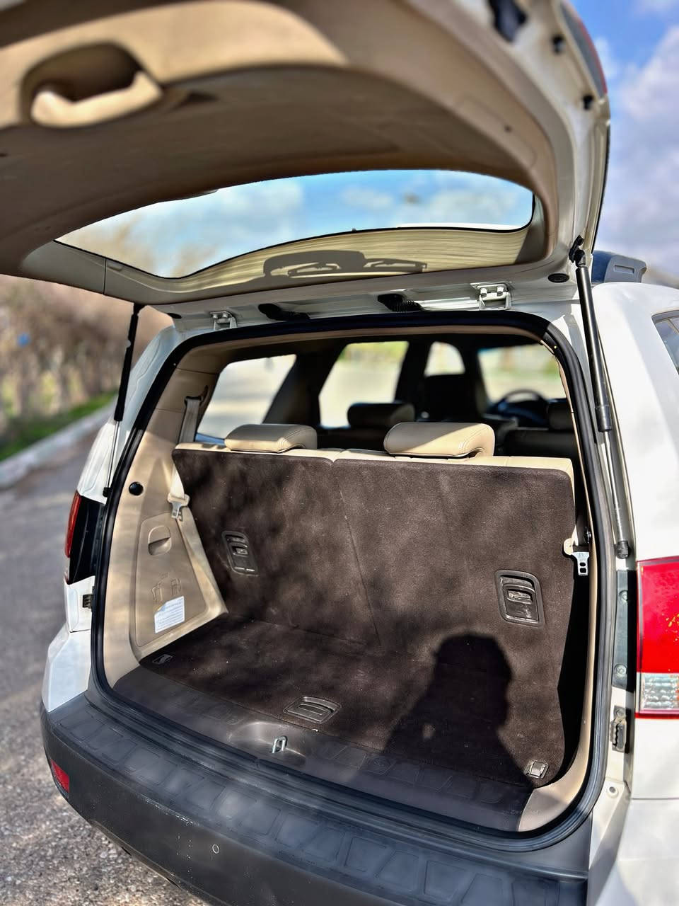 كيا موهافي 2016 خليجي 
فول  مواصفات بدون سلايت  
  (فقط بيه شبر كارت وشبر تعديل )
لون ابيض ثلجي 
ماشيه 220Km
تبريد مركزي 
كشنات جلد 
تخم تاير جديد 
مكينه v6 
كير ومكينه بشرط (قبغ محرك مفتوح)
مكان سياره كركوك 
للاتصال ***********
