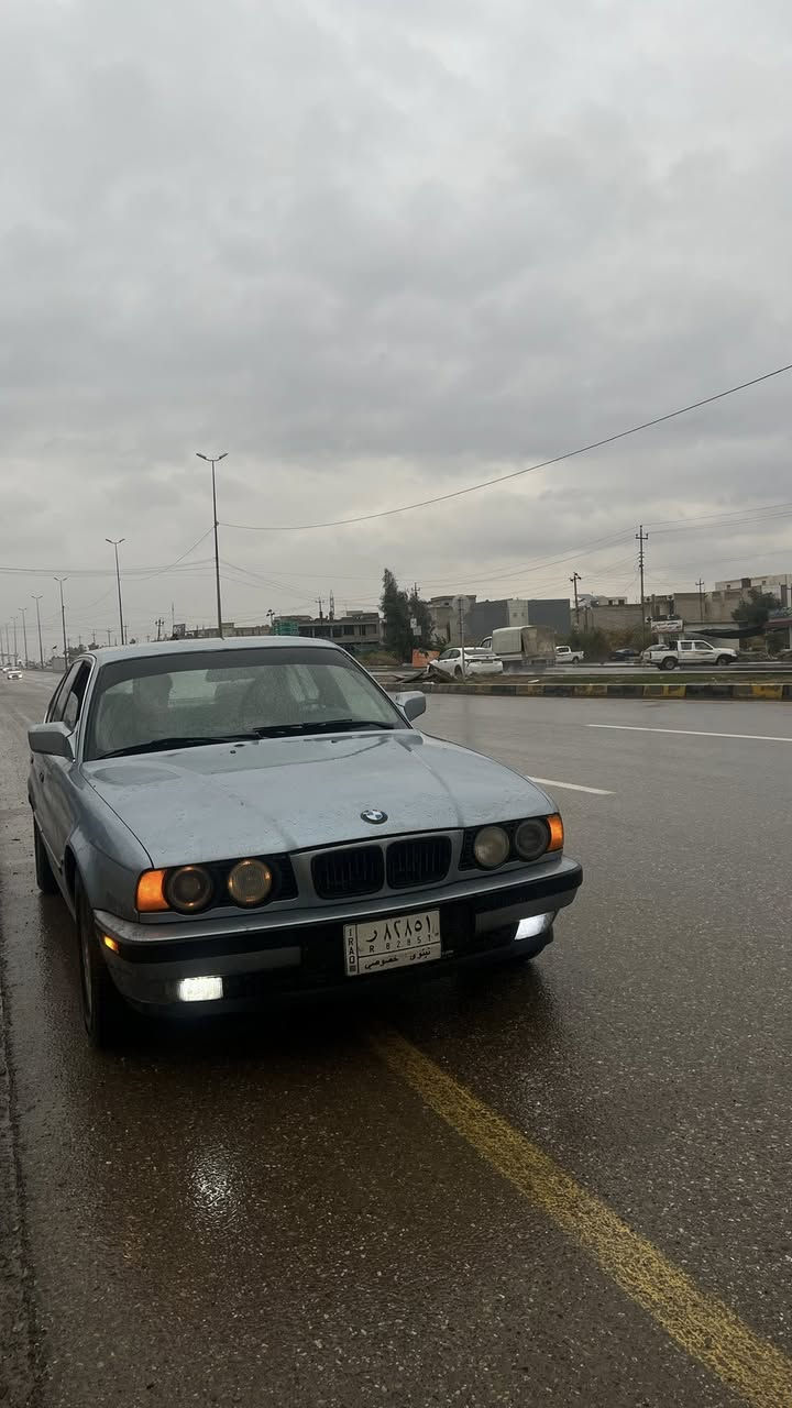 مكينه 525 كبس عدل المرغوب
موديل 1991 محدث ١٩٩٥ داخل خارج 
كير  مال صقر مكينه خير من الله 
بجم عريض غرفة جلد
صاج ملكي 
دبل جكمجة دبل ايرباك 
فتحة سقف 
اكسل جديد  
‏ABS جديد
مسويلها ادامه كامله من بلكات مجاول حساس صالنصه دهن الكير فلتر كير نوزلات حتى فلتر مكينه كله جديد فلتر بانزين 
راديتر جديد انسى الحماوه 
تبريد شغال ثلج خير من الله 
لايت منظومه زنون جديد
بيها ضربه جانلغ خلفي فقططط وايرفلو واكف.
سعرها 63 وبيها مجال كوبون بانزين بيها عليها غرامة ١٠٠ الف ينزل من السعر سيارة مال جناي 
رقم تلفون ***********
مكاني موصل
