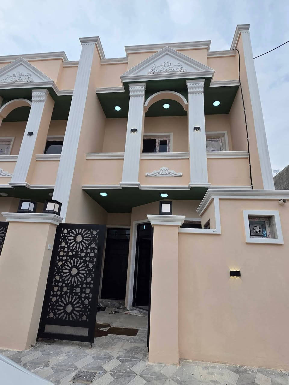 السلام عليكم
دار للبيع #تكريت الديوم التوحيد 
 مساحه 100 متر واجهه 5 متر
 بناء حديث يتكون من 
3 غرف نوم
صاله وسطيه
مطبخ
استقبال
3 مجاميع صحيه
ارضيه بورسلين 
سقوف ثانويه
خلف شارع ٦٠
للاستفسار الاتصال
  ***********ليث الدليمي
