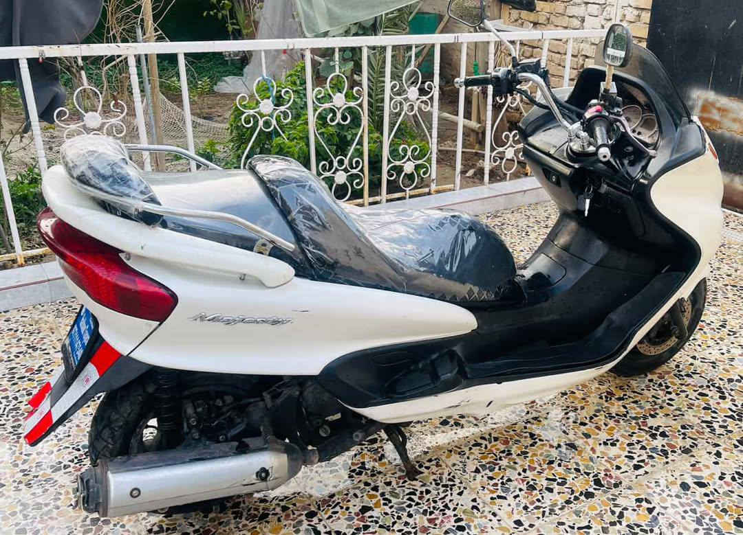 ما شاء الله، الدراجه ماجسته (Majesty) من الدراجات اللي لها هيبة وراحة معروفة، خصوصاً في المشاوير الطويلة.،
🏍️ للبيع: ياماها ماجسته (Majesty) - بحالة ممتازة،وجيده..،
الوصف العامة:
دراجة نظيفة جداً، مظهر أنيق وأداء قوي. تم الاعتناء بها بشكل دوري وهي جاهزة للاستخدام مباشرة ولا تحتاج لأي مصاريف.،،
✅ المميزات والمواصفات:
• الحالة الفنية: محرك (ماكينة) (مفتوحه)ناعم جداً وعلى الشرط.،
• المظهر الخارجي: (كفرات جديده) نظيف واللون مميز.الابيض،
• الإضافات: (زنون  LED، ).
• تايرات :  بحالة جيدة جداً.
💰 السعر المطلوب:
(700) الف/دينار (قابل للتفاوض ).
📞 للتواصل والمعاينة:
• رقم الهاتف: [***********][***********]
• الموقع: [ميسان /الميمونه]
