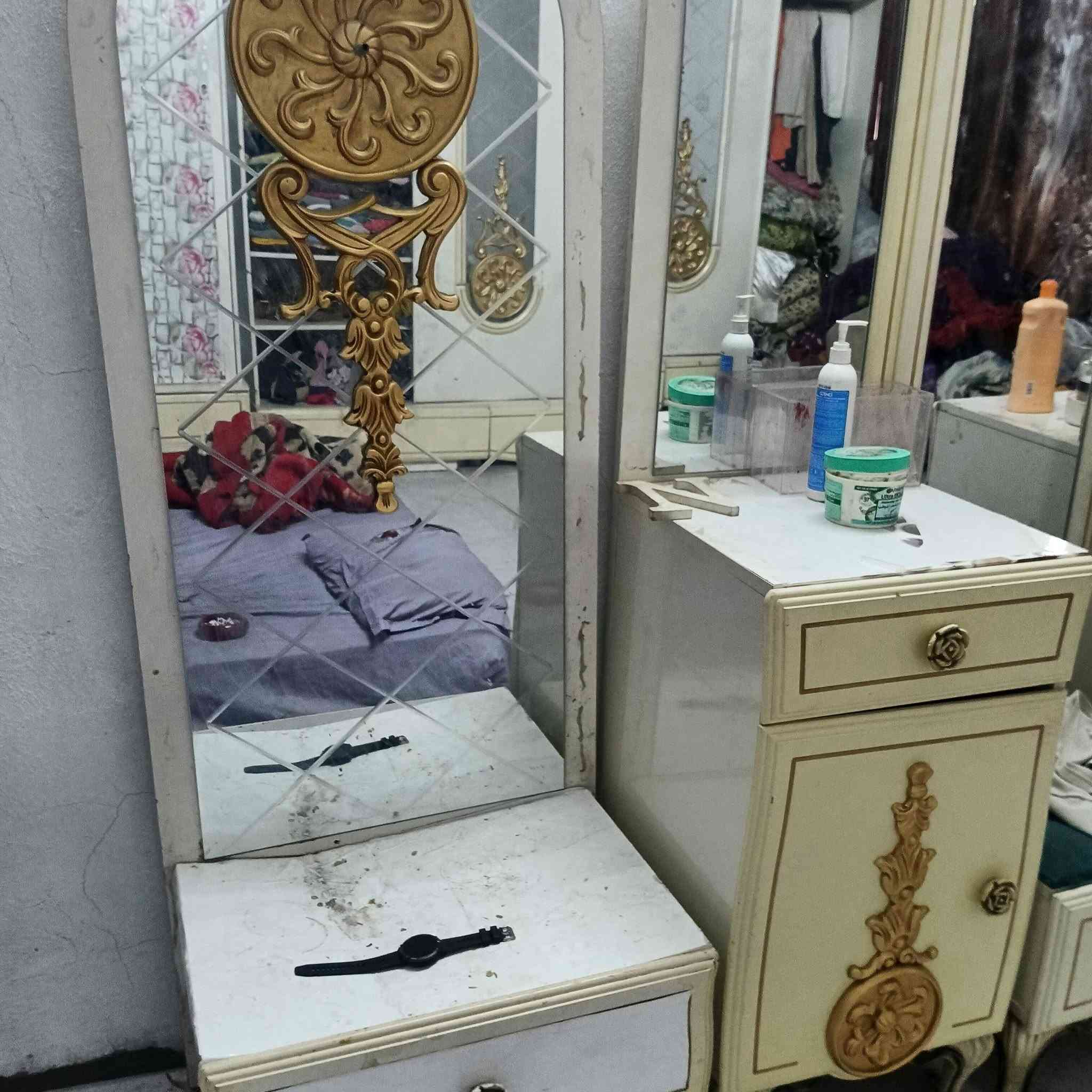 غرفه تركيا بيبان سلايت كامله الغرفه نقص بس جربايه حديد مخليها بلباب ونباكت . والتاج مو والبيبان يرادلهن سجه فقط وتترتب . الكنتور كلش نضيف .. وهاي كدام عيونگم شوفوها سعرها ١٥٠ الف بيها مجال للشراي وليريد يستفسر اگثر يتواصل واتساب *********** 
مكاني بغداد بالمدينه الحميديه
