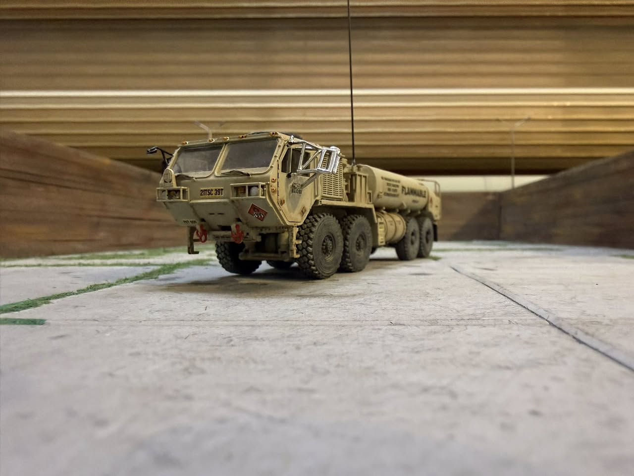 اظافه للمجموعه
Oshkosh M978 HEMTT (ناقلة وقود)، وهي النسخة الأحدث والأكثر تطوراً من عائلة شاحنات HEMTT الطراز: M978 Heavy Expanded Mobility Tactical Truck.المهمة: تزويد المركبات القتالية والمروحيات بالوقود في الخطوط الأمامية.سعة الخزان: يمكنها حمل 9,463 لتر (2,500 غالون) من الوقود السائل.نظام الضخ: كما يظهر في الجزء الخلفي المفتوح من النموذج، الشاحنة مزودة بنظام ضخ جبار يسمح بتزويد مركبتين بالوقود في وقت واحد بسرعة تدفق تصل إلى 1,135 لتر في الدقيقة.المحرك والقوة: تعمل بمحرك Caterpillar C15 ديزل، يوفر قوة 515 حصان، وهي مجهزة بنظام دفع ثماني 8x8 يمنحها قدرة فائقة على عبور الخنادق والمياه بعمق يصل إلى 1.2 متر. العلامات التحذيرية: تظهر كلمة "FLAMMABLE" (قابل للاشتعال) بشكل واضح، مع ملصقات الأمان والمخاطر الكيميائية (نظام الماسات الملونة) التي تُستخدم في الجيش الأمريكي.الترقيم العسكري: يحمل النموذج أرقاماً مثل "21TSC 39T"، وهي تشير إلى وحدات الدعم اللوجستي (Theater Sustainment Command) المسؤولة عن تأمين الإمدادات.نظام التعليق: يظهر التصميم الدقيق للعجلات الثماني الضخمة، وهي ميزة أساسية تسمح للشاحنة بتوزيع وزن الوقود الثقيل بالتساوي لمنع غرقها في الرمال.تعتبر هذه الشاحنة هي "العمود الفقري" للإمداد بالوقود في معظم العمليات العسكرية الحديثة الكبرى


**إذا كنت صاحب هذا الإعلان وتريد حذفه لأي سبب، رجاءا أرسل رسالة إلى الدعم الفني**