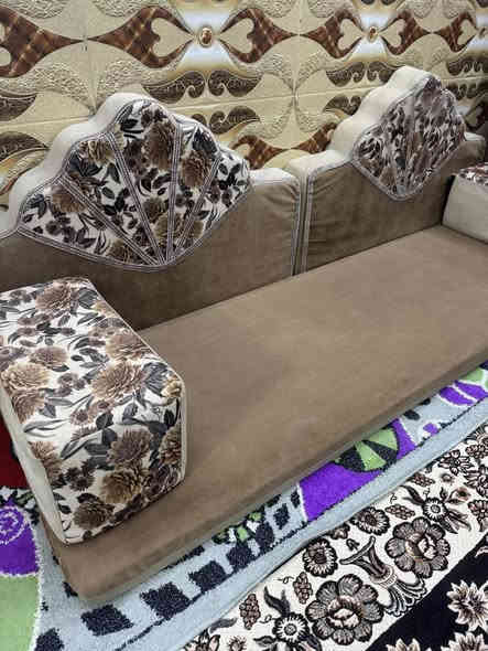 تخم كعدة عربية ملكي
عدد القطع دواشك 10
عدد التجوات الملكية 10
عدد تجوات الايدي 10

مجموع مساحة الكعدة 20 متر

مستعمل قليل جدا 

السعر 175 الف وبيها مجال حك الجية

للتواصل اتصال/ واتساب 
***********
