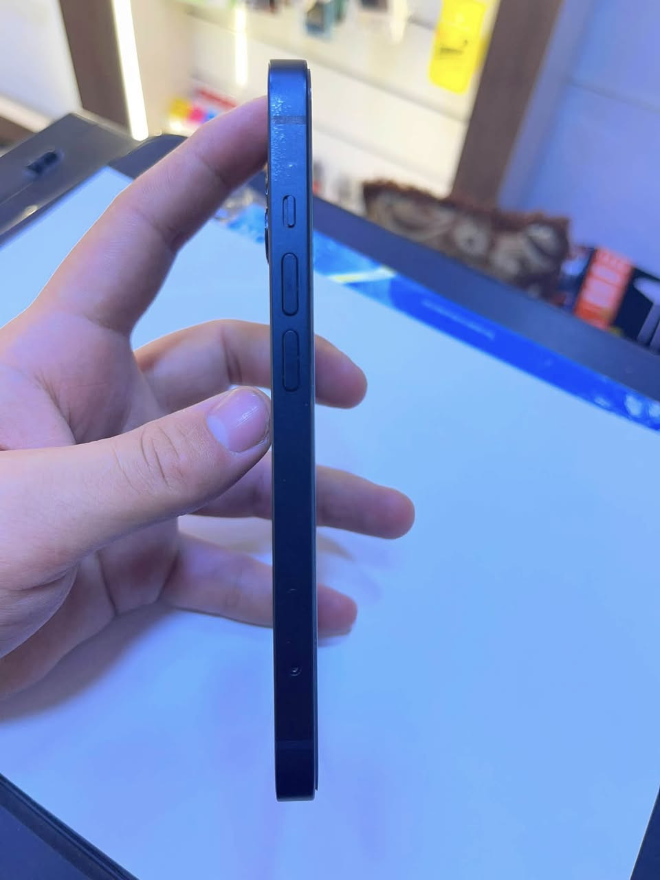 بيع جهاز (iPhone 13 العادي)
المواصفات:

 الموديل: آيفون 13 عادي (iPhone 13)

 اللون: سماء الليل (Midnight) مميز وفخم جداً (نفس الصورة ⁠.

 الذاكرة: 128 جيجابايت.

 شريحة الاتصال: تك سيم (Single SIM).

 نسبة البطارية: 80% (أداء ممتاز ومستقر).

حالة الجهاز:

 الجهاز نظيف حيل حيل وأخو الجديد، خالي من أي شخوط أو عيوب مصنعية.

 كلشي مامبدل بي (جهاز قطرة وحدة، فحص بالكامل، على وضع الشركة الأصلي). ***********
