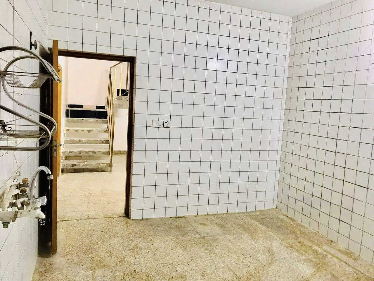 #للبيع دار ..(موقع وسعر مميز)
#المساحة 210متر ..#الواجهه 10م ونزال 21م
 #السعر: مناسب جداً 😍

🏡يحتوي ع 5 غرف نوم  كبار وصالة و إستقبال كبيرة وهول داخلي وصحيات عدد (3) ومطبخ عدد (2) وحديقة وكراج سيارة كبير وترك حول البيت مع سطح عالي وناصي

🔴البيت نظيف جدا وجاهز للسكن- طابو ملك صرف

💢 التعامل يكون مع صاحب العقار  مباشرةً💢

موقع العقار: بغداد- الكرخ/الاعلام- حي الشباب قرب سوق أميمة خلف جامع الحبيب المصطفى وقرب شارع قطر الندى التجاري
🛑 المنطقة تبليط وارصفة حديثة…عرض الشارع: 10م والرصيف: 2م

💢اي أستفسار (للجادين فقط): ✅ يكون فقط على الخاص او اتصل على الرقم التالي ***********

#دار_للبيع
#الجميع
#عقارللبيع
@everyone
