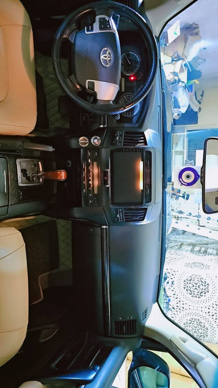 السلام عليكم للبيع ٢٠١٠ مواصفات ١١ سياره كشن كهرباء جلد شاشه جبيره تلفزيون بل قماره مكينه ٨ مواصفات vxr صدر امامي خلفي جديد تخم تاير قبل ١٠ ايام شاده اتراي مال سياره زيرو مكينه كير كفاله بدون فتح سياره كلش حلوه او جديده تحويل ثاني يوم والسيارة مكفوله من الصبغ وتبديل والضربه  مكان بغداد للإستفسار اتصال ع رقم ***********
