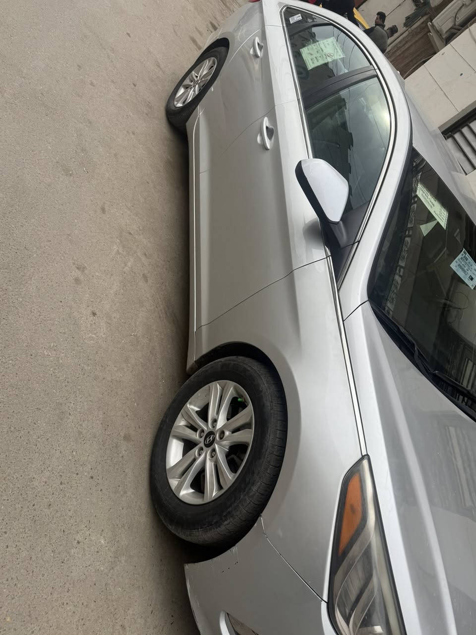 السلام عليكم سوناتا موديل 2016 وارد امريكي حادثها جاملغ اليمنه وهنا بلعراق بيها 3 قطع صبغ السياره قماره محلبه المطره مال بلديات محرك 2400 محرك وكير مكفولات كفال عامه برغي ممفتوح برغي بيهن السعر 118 وبيها مجال شي بسيط العنوان بغداد ساحت الطيران رقم الهاتف ***********
