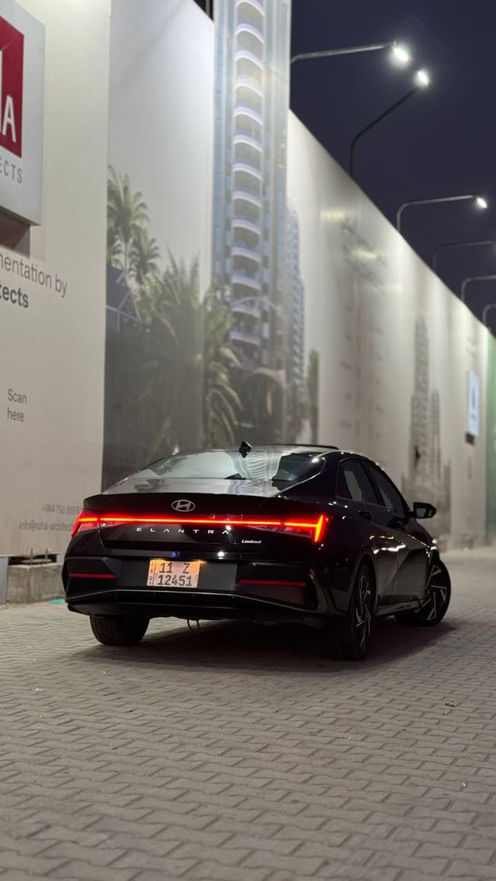 النترا 2025 limited
مكان السيارة بغداد 
للتواصل *********** مصطفى 
المسافة المقطوعة 12الف كيلو متر 
السعر 178 ورقه وبيها مجال
المحرك 4 سلندر – 2000 

المواصفات
السياره فول مواصفات
بصمه وتشغيل عن بعد
فتحه 
نظام صوت BOSE
داخل ابيض اوف وايت
لايت و بك لايت led
حساسات 
شاشة كبيرة gps 
عدادات ديجتال 
انارة داخلية بلاديه اكثر من 60 لون
كشنات جلد و تدفئه بالكشنات 
تبريد منفصل
شاحن لا سلكي 
رادار امامي و خلفي و نقطه عمياء 
سايد بريك كهربائي 
اوتو هولد 
مثبت سرعه تفاعلي

حادث السيارة
باب و جاملغ عكس السايق  و حافة الباب الخلفي
صبغ جاملغ و تبديل باب نفس اللون و تصليح باب خلفي على كده
ايرباك برده و ستيرن  فقط

رقم السيارة بغداد 
باسم المالك تحويل مباشر
