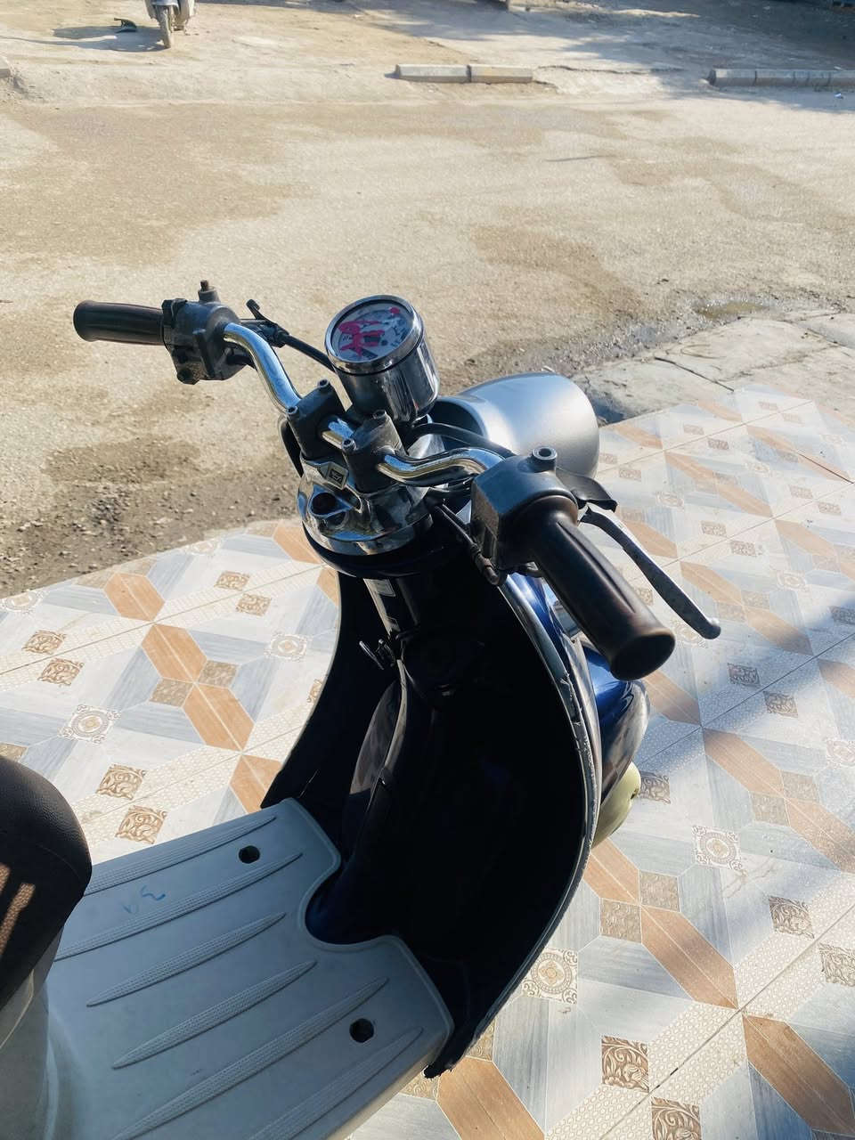 دراجه مصريه جديده حاويه كارتون صاله  شهر طالعه حاويه البيع كفاله. شرط. الفحص شراي. اتصل ***********
