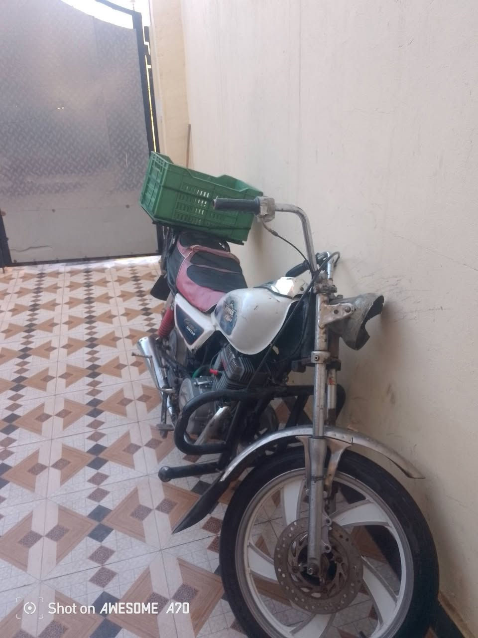 السلام عليكم دراجتين السودة يحتاجلهة بس بستم ورنكات ابيعلك كوم حديد والثانية شغالة مابيهة شي سعر الوحدة 150 الف 
للتواصل عل رقم ***********
