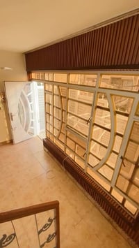 للايجار الموقع حي البنوك شارع النداوي   بيت طابق اول   يحتوي على _ صال...