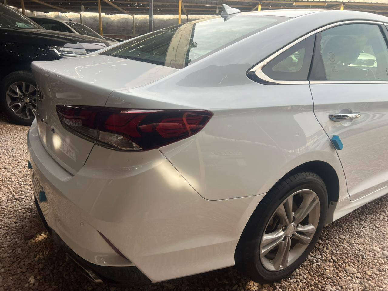 السلام عليكم
سلام عليكم ورحمة الله وبركاته 
سوناتا 2018

 امريكي
مكفولة كفاله عامه 

 محرك  2400 

مواصفات 
بصمة تشغيل وبصمة ابواب
بچم سبورت 
 تبريد قطعتين امامي وخلفي رادارات خلفية وجانبية اشاير بالمرايات 
كشن السائق كهرباء 
تدفئة بالكشنات وتدفئة بالستيرن تحكمات جهتين
مانع انزلاق وبريك ABS شاشة وكاميرا بلادي 
ومكان شحن وايرليس صندوق ذكي يفتح عند الاقتراب 
نظام قيادة درايف مود 
كروس سرعة
يدات نيكل
و باقي المواصفات معروفه 

السياره نضيفه بمعنه الكلمه 

السعر 145 وبيها مجال للشراي 
 العنوان : الأنبار الرمادي 
اتصال : ***********
