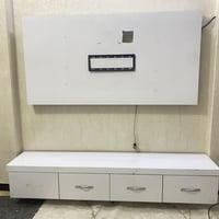 ميز شاشة • ٢ سرير • ميز طعام وكراسي