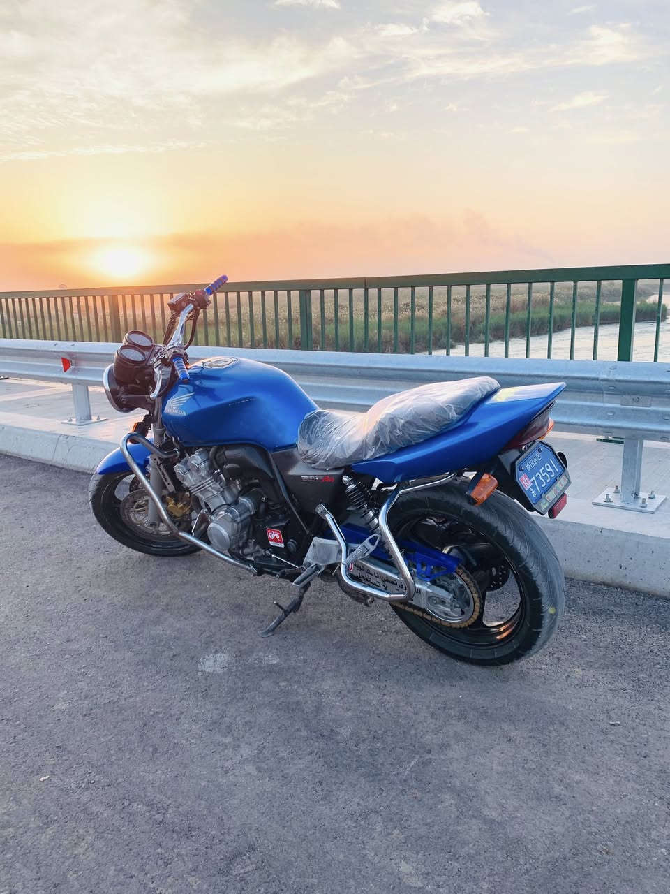 السلام عليكم 
للبيع دراجة محرك  400 c جيل ثالث 
موديل 2008
أوراق كامله وكمركه متفوع 
نكره سلف تشتغل 
 مكينه مكفوله كفاله عامه من صوت وأي دخانه ما بيه  
السعر 21 وبيه مجال 
مكاني صلاح الدين 
الراغب بل شراء يتصل عل رقم 
***********
