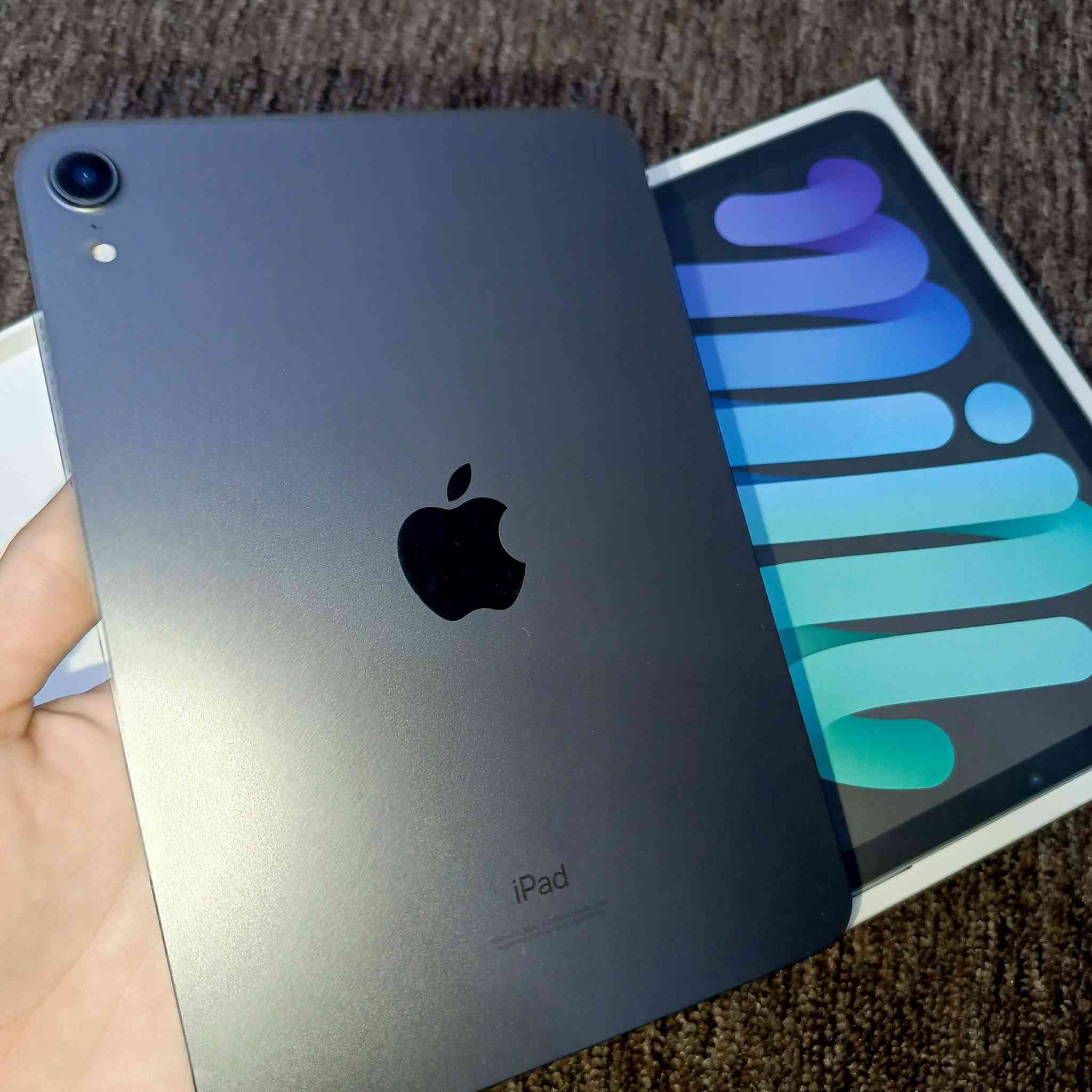 ايباد ميني 6 للبيع:
- *الذاكرة*: 64 جيجابايت
- *اللون*: Silver
- *الشاشة*: 8.3 بوصة Liquid Retina IPS LCD
- *المعالج*: Apple A15 Bionic
- *الكاميرا*: خلفية 12 ميجابكسل، أمامية 12 ميجابكسل
- *نظام التشغيل*: iPadOS 15
- *البطارية*: 5124 مللي أمبير
- *دعم*: قلم آبل الجيل الثاني، USB-C 3.1، 5G

حالة الجهاز: مستعمل (بحالة جيدة)
- نضافة الجهاز: ٪100 (بدون أي شخط أو خدش)
- ملحقات: كفرين + لاصق شاشة + الشاحن الأصلي
- *المكان*: كركوك
السعر: 375 الف (قابل للتفاوض بسيط)


**إذا كنت صاحب هذا الإعلان وتريد حذفه لأي سبب، رجاءا أرسل رسالة إلى الدعم الفني**