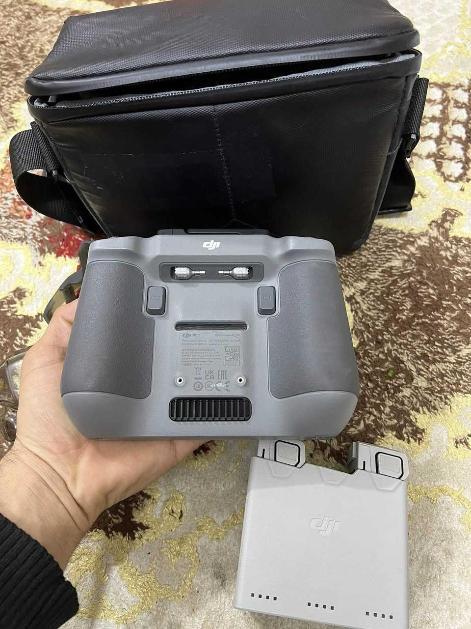 السلام عليكم
جوستك شاشه Rc2
بطاريات ميني فور بلس أصليات اثنين مع بيت الشحن 
كمبل + حماية ريش + جنطة درون ميني فور

للتواصل ***********
