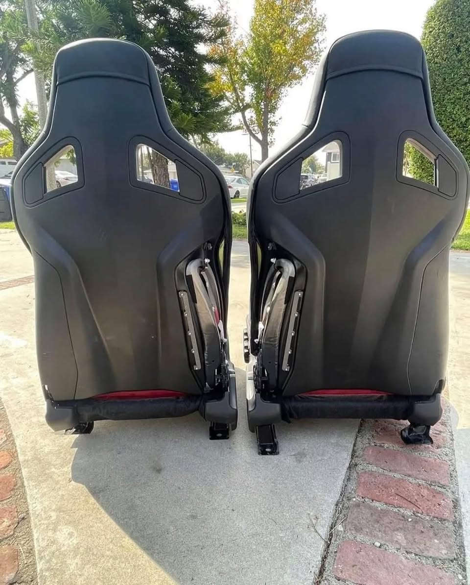 For sale i have my Authentic OEM 370z Nismo Recaro seats

Can fit your car with the right brackets 
Only have 1 seat adjuster but can be used for both seats 
Asking price$600


**إذا كنت صاحب هذا الإعلان وتريد حذفه لأي سبب، رجاءا أرسل رسالة إلى الدعم الفني**