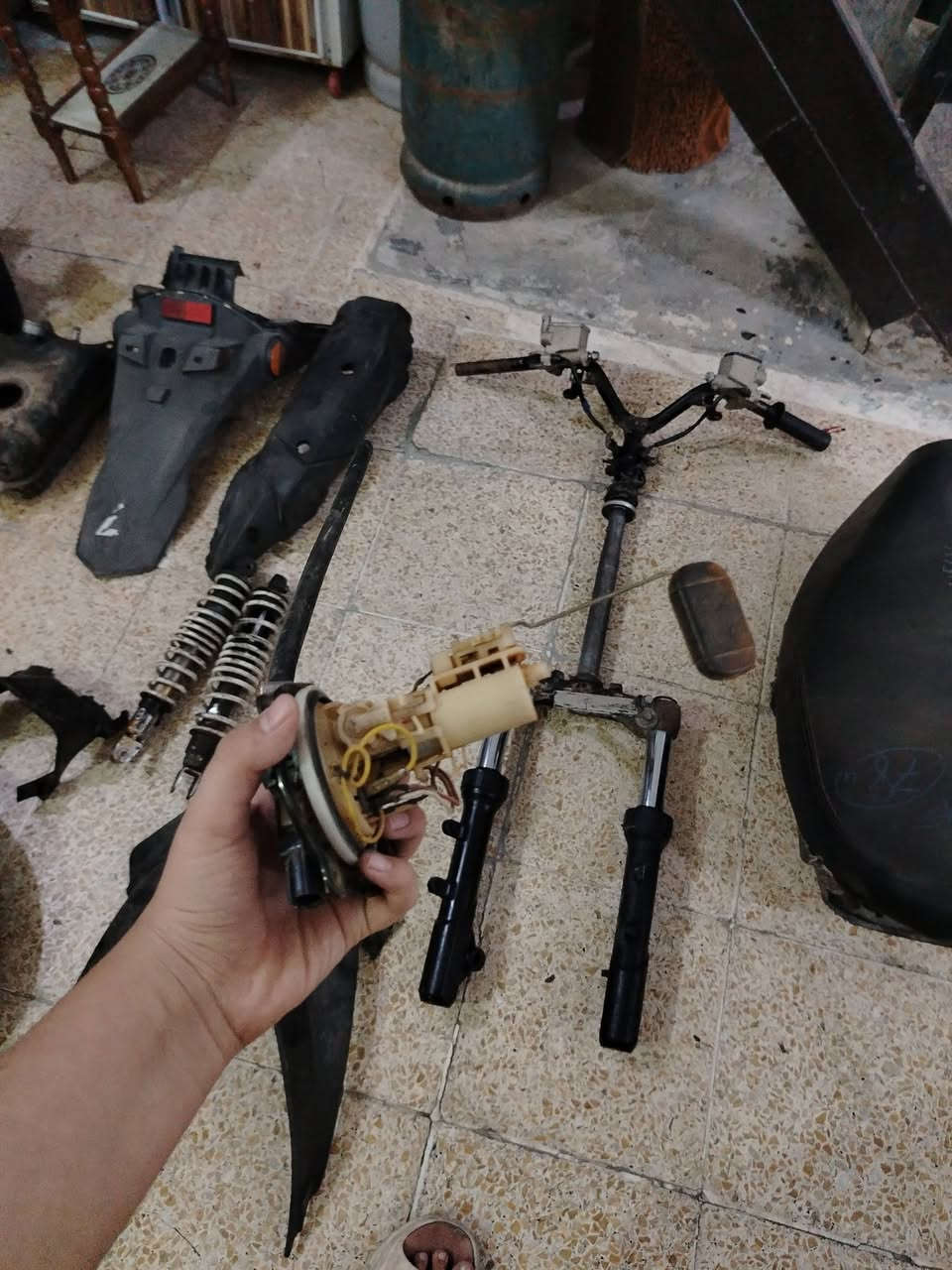 سلام عليكم غراض لبيع شمعه 18 و21 فقط رقم التلفون *********** مكان بغداد مدينة الصدر
