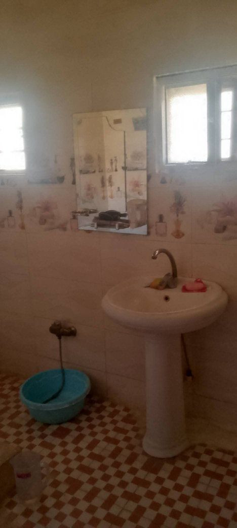 بيت للبيع الورديه قرب مدارس عمر المختار ووادي السلام 150م سعره 43 بناء طابوق وسقف صب بي غرفتين ***********
