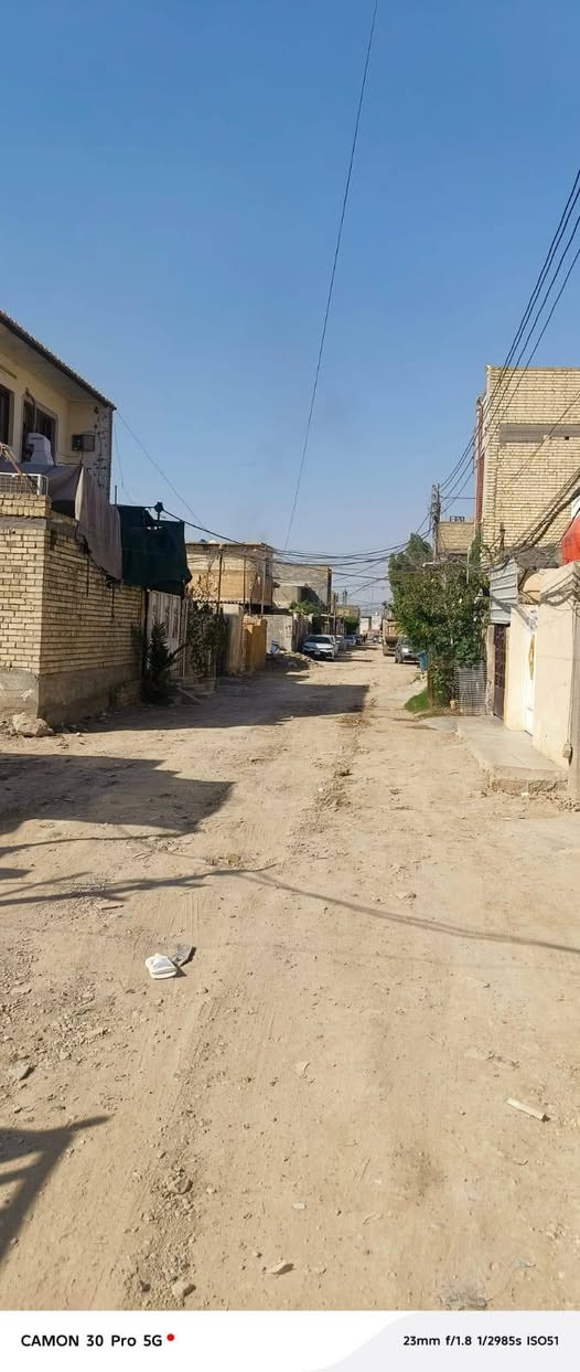 100م حي البساتين حي السلام  شارع حسينيه الصادق طرمه وخدمات وصاله وحولي ومطبخ وخدمات وغرفه نوم  نقص كاشي وتغليف الدرج السعر 55 بي مجال ***********
