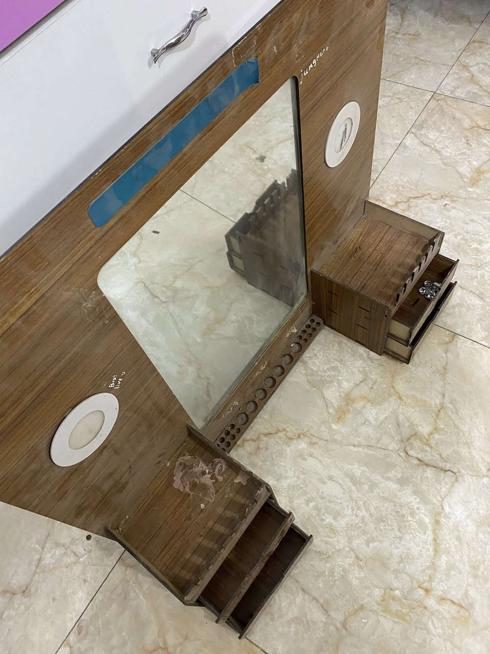 السلام عليكم
ميز تواليت صغير للبيع مابي شي بس الاضويه وايرها مقطوع رايدته ب15 ،
مكاني الشعب 🌷.


**إذا كنت صاحب هذا الإعلان وتريد حذفه لأي سبب، رجاءا أرسل رسالة إلى الدعم الفني**