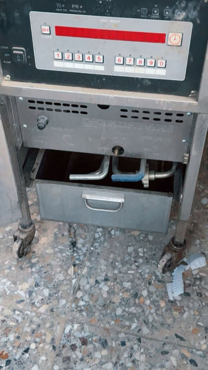 شوايه كص سلايت
جدر كنتاكي بعده جديد هو وفلاتر وياه
وبراد مستخدم سبوع يصيرنص تبريد نص تجميد
أبيعهم شلع شراي يتصل
***********
