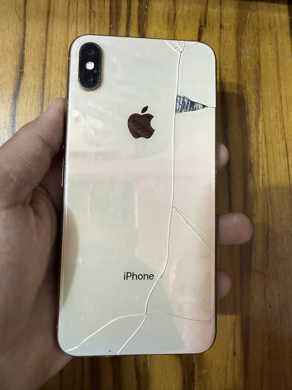 للبيع: آيفون اكس ماكس (iPhone XS Max) - ملك النظافة الداخلية 📱
جهاز بمواصفات عالية وسعر مناسب جداً، والتفاصيل بكل أمانة:
🔹 المواصفات:
• الذاكرة: 256 جيجابايت (مساحة كبيرة جداً).
• اللون: الذهبي الملكي (Gold).
• الفيس آيدي (Face ID): شغال 100% وبصمة الوجه طيارة.
• الشاشة: نظيفة جداً وواضحة (كما موضح بالصور).
🔹 حالة الجهاز (للأمانة التامة):
• البطارية: مبدلة 
• الظهر: يوجد كسر في الزجاج الخلفي (واضح بالصور)، الكسر خارجي فقط وما يأثر على الكاميرا أو الشحن أو الاستخدام نهائياً، وبمجرد وضع "كفر" يختفي تماماً.
• الإطار: نظيف جداً كما موضح في صور الحواف.
• باقي القطع كلها أصلية وشغالة بامتياز ومكفولة من أي نقص 
💰 السعر: 160 ألف دينار (وبي مجال بسيط جداً للشراي) 🤝
📍 المكان: بغداد - مدينة الصدر.
📞 للتواصل والاتصال: ***********
