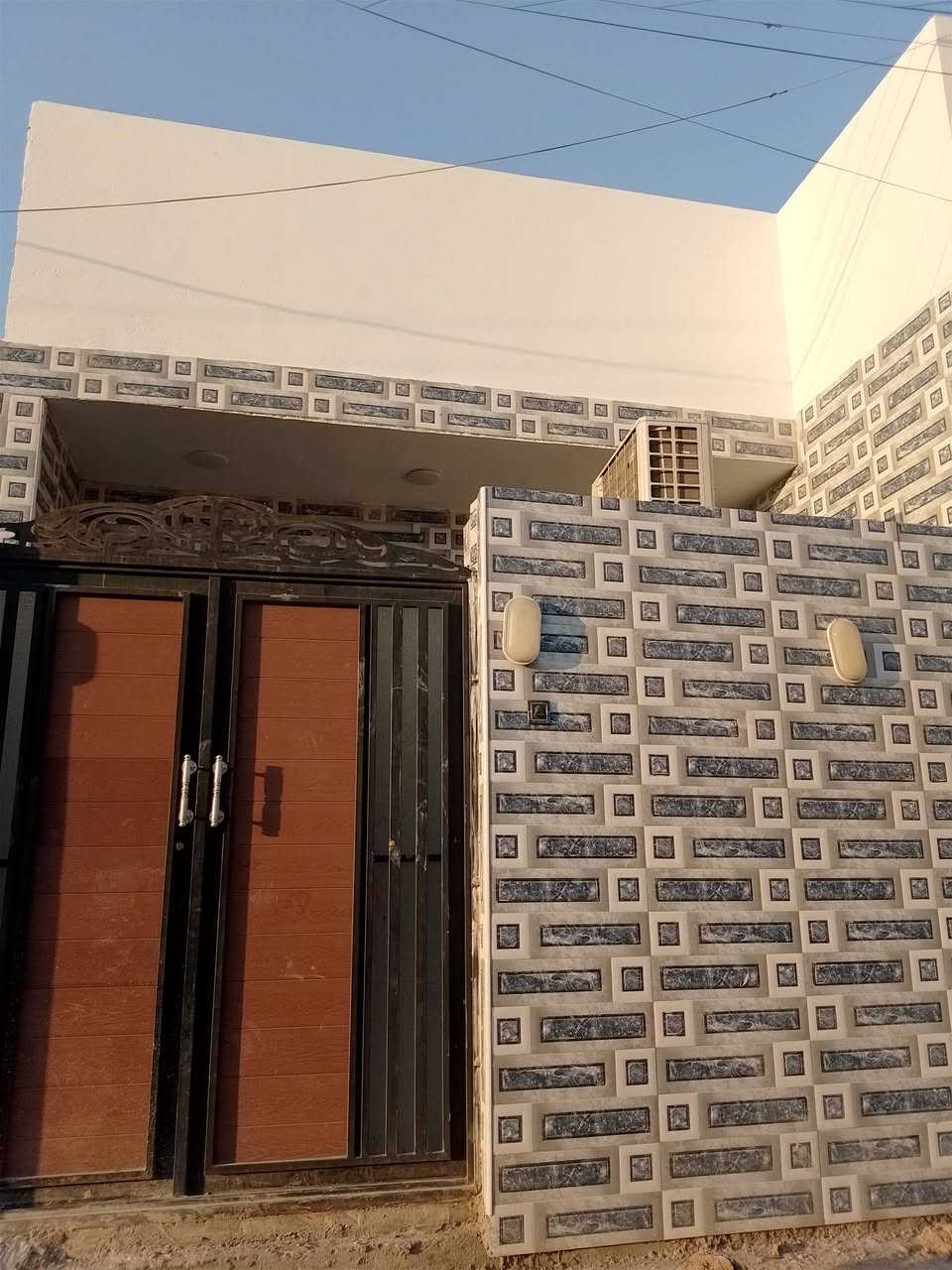 سلام عليكم بيت للبيع في منطقه ضباط ثانية زراعي مال بلديات المساحه 100متر بصف الشارع بناء درجه اولى جديد معنى الكلمه محد ساكن بعد جديد سعره مناسب سعره 72بي مجال اي استفسار عن الرقم ***********
