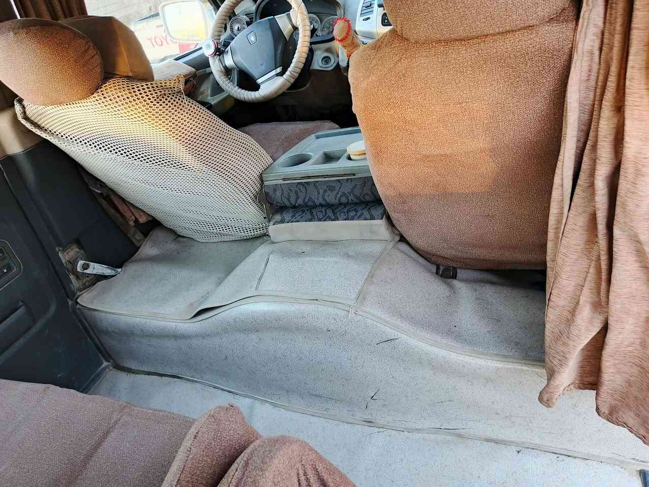 السلام عليكم جنبي H1 2015 بصره  مكينه وكير واكسل مكفول .السياره بلاديه ماعدى بارد باب السلايت والمئشر عليه بالاخضر  صبغ  تخم تاير وحداديه وتبريد محور سبلت وكمبريسر سورينتو السعر 80 هاتف ***********
