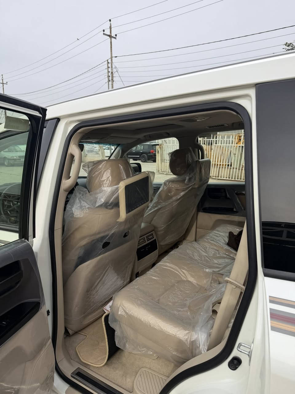 السلام عليكم ورحمة الله وبركاته
لاندكروز 2021 ساز فول مواصفات 
2 كشن كهرباء 
8  ايرباك 
دبل ماوس 
كشنات جلد 
فتحه 
تخم تاير 
مكفوله كفاله عامه من كل شي 
رقم جديد وهزه جديده تريد وكاله تريد مداور 
السياره جديده بمعنى الكلمه وبالعافيه ع الياخذها 
للاستفسار 
***********  او ***********  اتصل وبخدمتك 
بيع او مراوس بشي مناسب
