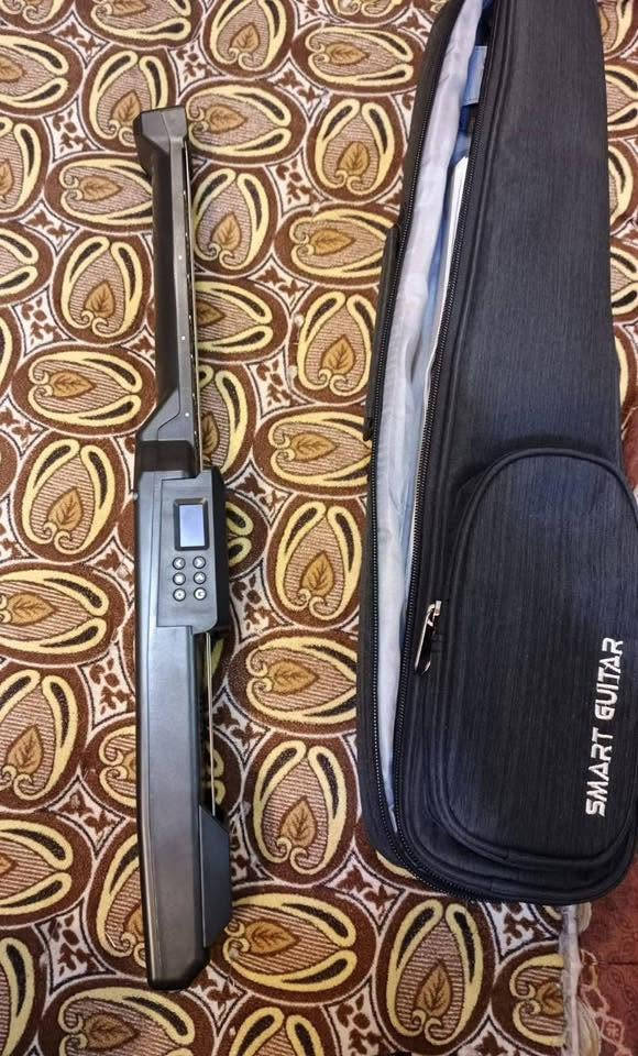 ￼
🎸 للبيع – AeroBand AG01 Smart Guitar الأصلي
عندي قطعتين، تختار اللي يعجبك:
1️⃣ أبيض – جديد غير مستعمل
•  بالباكيت وجنطته الأصلية
•  السعر: عالواتس مناسب 
2️⃣ أسود – مستعمل نظيف جداً (استخدام بيت فقط)
•  بطارية تشد 10 ساعات، ما بيه أي عطل
•  السعر:مناسب عالواتس قابل للتفاوض البسيط)
المواصفات الثنينهم:
✓ يتفصخ بالنص وينحط بالجنطة (وزنه 2.7 كيلو)
✓ سبيكر داخلي + بلوتوث + مدخل سماعة
✓ 6 أوتار سيليكون ما توجع الأصابع
✓ شاشة LCD تتحكم بـ 9 نغمات و25 طبقة صوت
✓ شحن USB-C، يشتغل 8-10 ساعات
📍 المكان: بغداد – توصيل مجاني داخل بغداد، وباقي المحافظات 5

اللي يريد يتواصل عالرقم ***********
